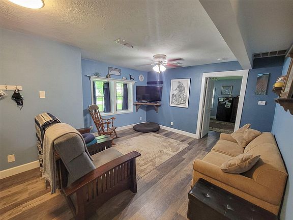 4th image of 214 N 1st St