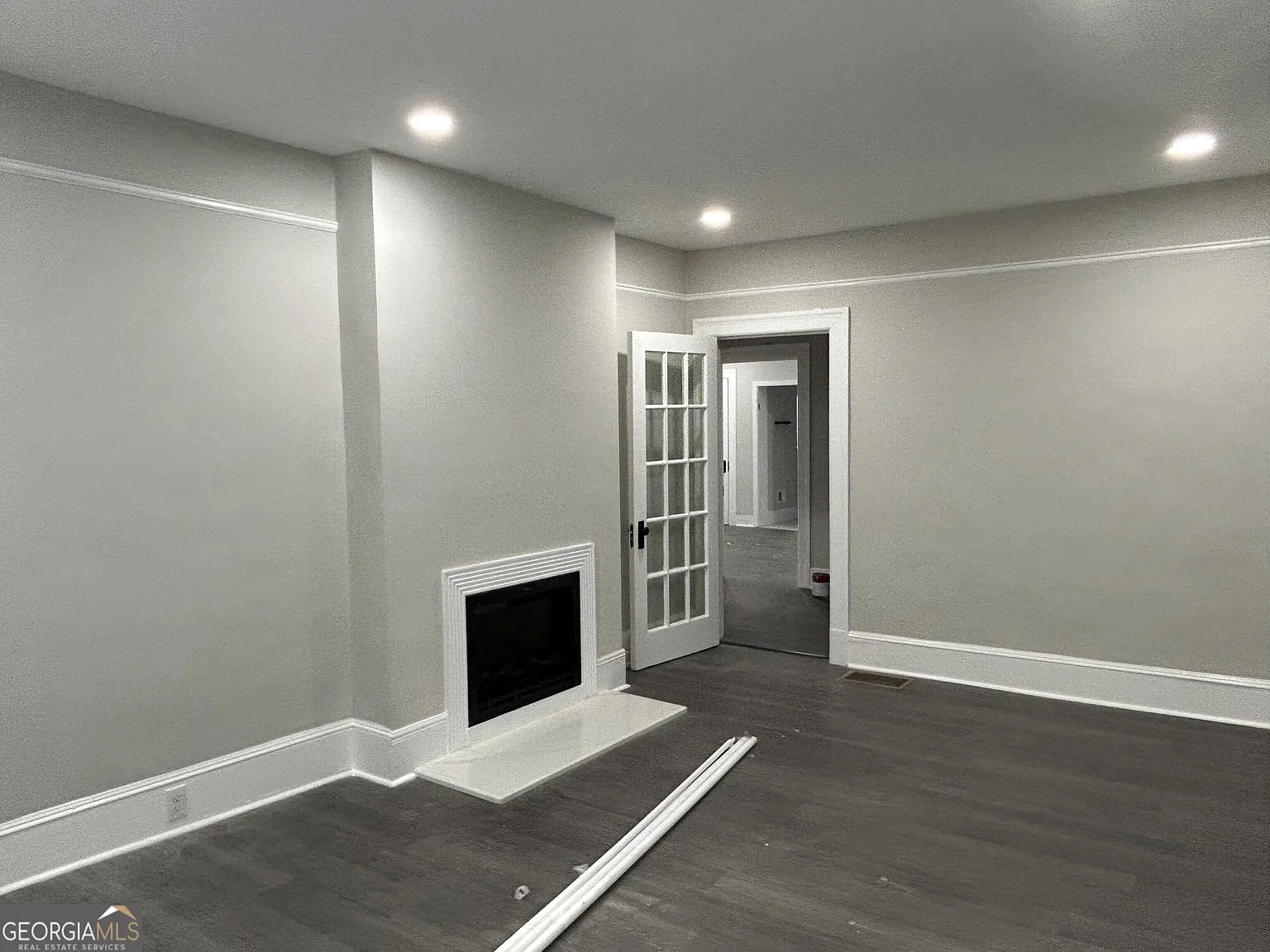 3 bed, 3.0 bath, 2052 sqft, $2,300 — Photo 2