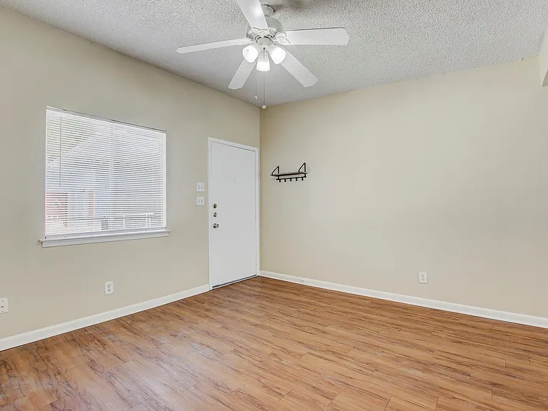 2408 Longview St #211 — Photo 8