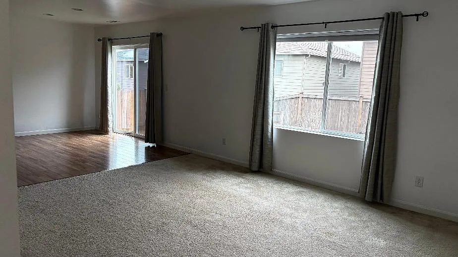 4 bed, 2.5 bath, 2800 sqft, $2,800 — Photo 2
