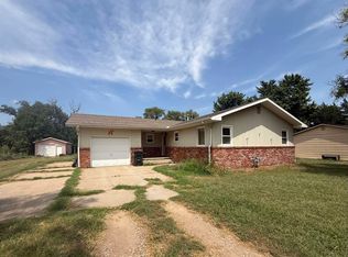2906 W 17th Ave, Hutchinson, KS 67501