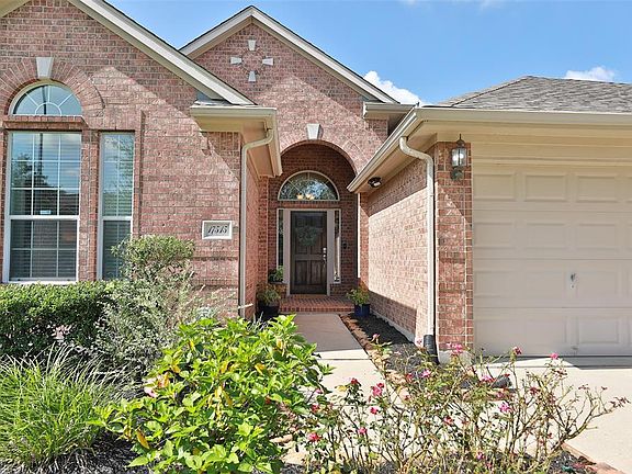 Welcoming walkway to front door has landscaping stones & fresh mulch. Easy to change out seasonal with color if desired.