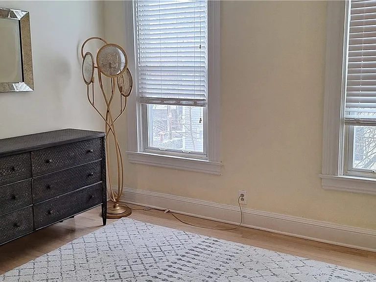 548 S Graham St — Photo 33
