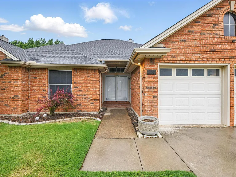 2432 Covington Dr — Photo 6
