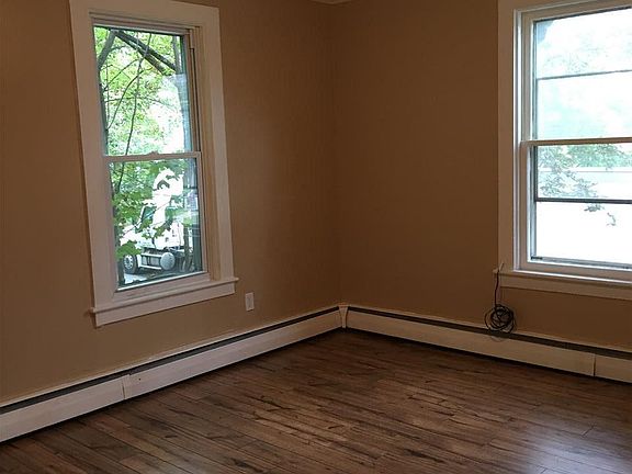 4th image of 54 Van Dam St