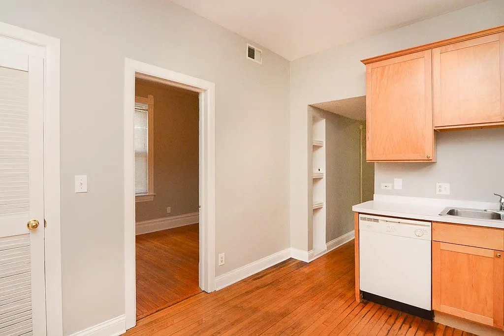 Amazing 2 Bed, 1 Bath at Montrose + Damen (Ravenswood) — Photo 4
