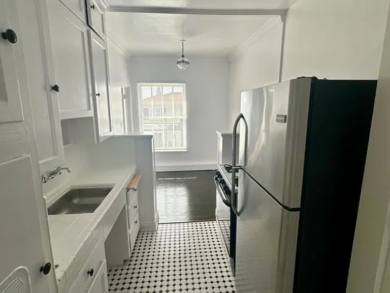 100 N Sycamore Ave #42 — Photo 11