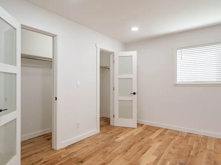 928 NW Spring St — Photo 12