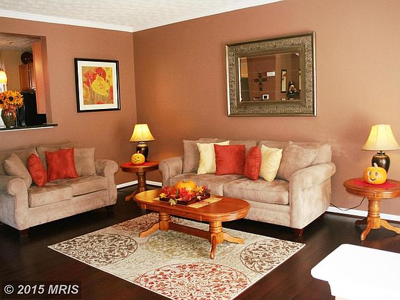 Spacious Living Rm w/Crown Molding & 9ft. Ceilings