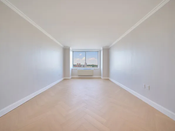 160 Riverside Boulevard image 3 of 12