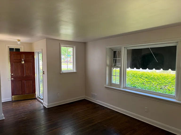 533 Morris Ave — Photo 6