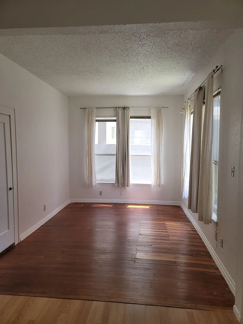 Clarksville Studio - Original Wood Floors - Million Dollar Neighborhood - $1100 — Photo 2