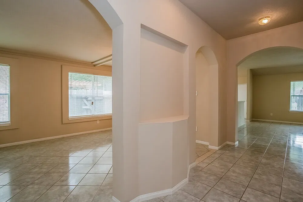 4 bed, 2.0 bath, 2107 sqft, $2,100 — Photo 3