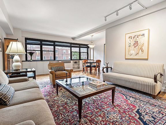 4th image of 165 E 72nd St APT 4D