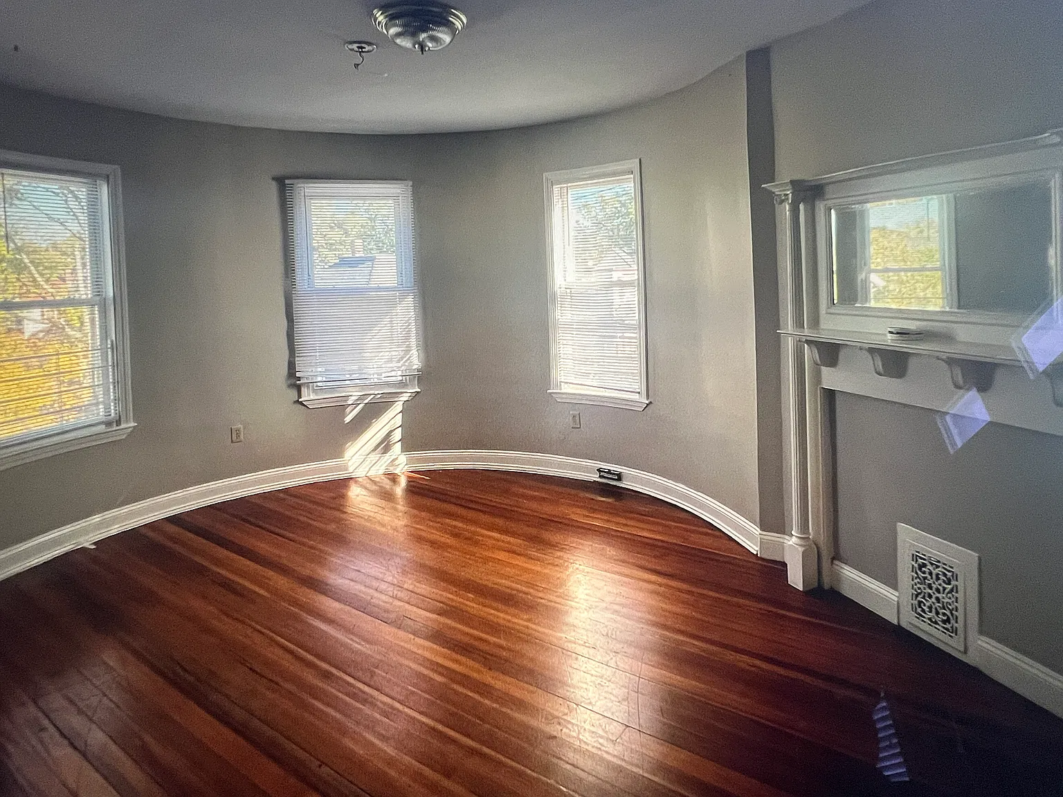 3 bed, 1000 sqft, $3,300 — Photo 3