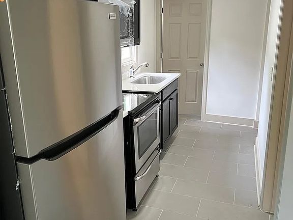 4th image of 531 Pemberton St