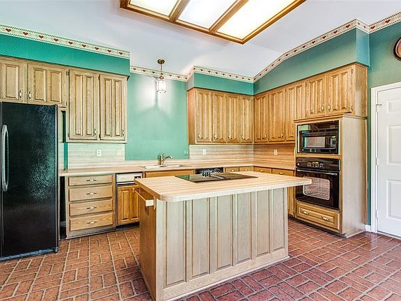 3rd image of 1700 Crockett Cir