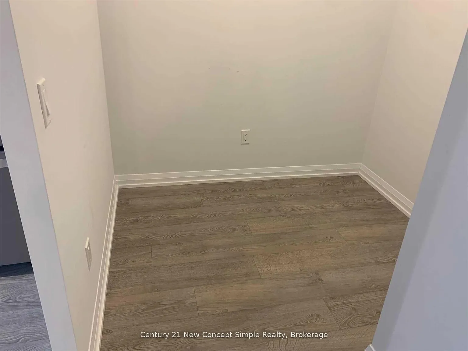 7895 Jane St — Photo 4