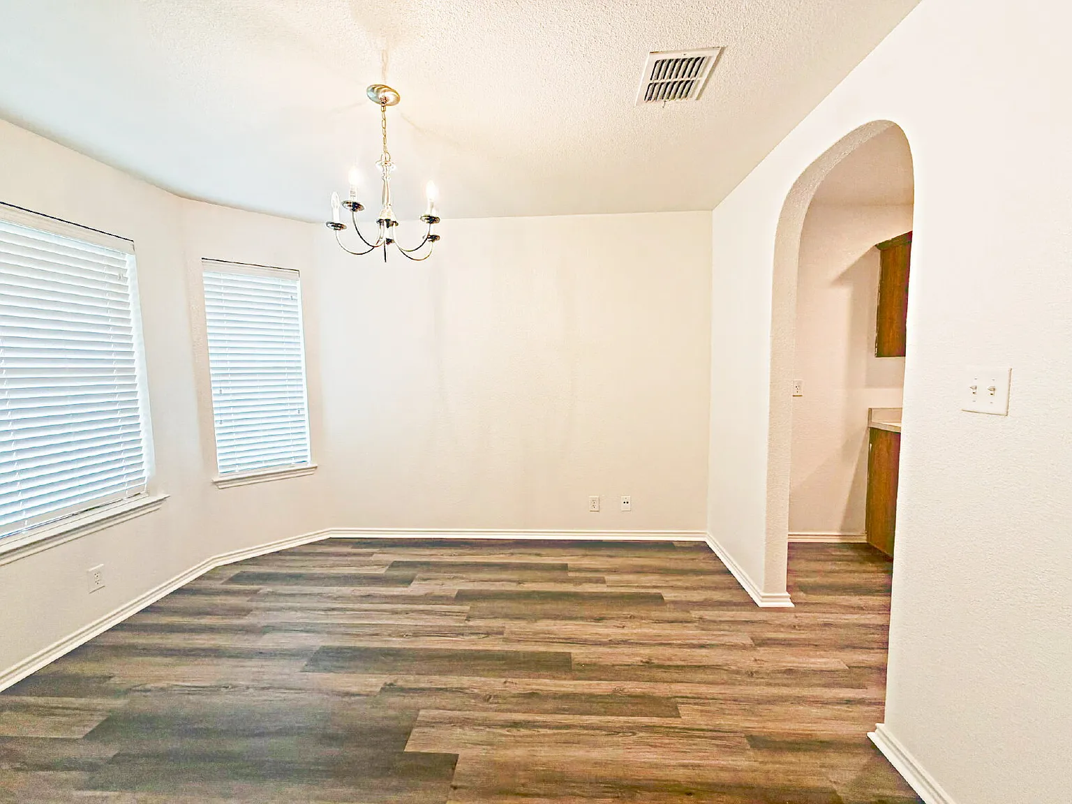 3 bed, 2.0 bath, 1353 sqft, $1,625 — Photo 3