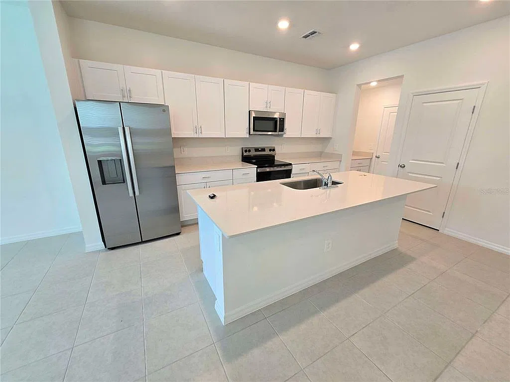 3 bed, 2.5 bath, 1807 sqft, $1,990 — Photo 3