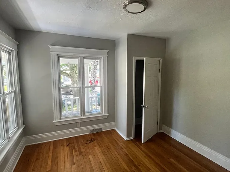 256-258 Woodbine Ave — Photo 22
