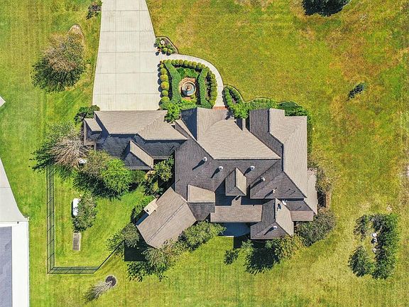 3rd image of 9051 N Point Dr