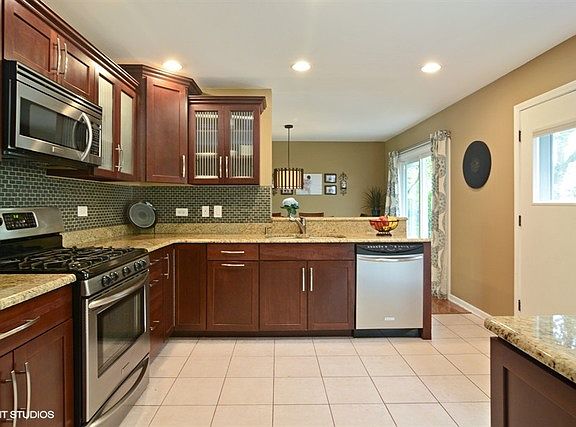 3rd image of 936 N Stark Dr