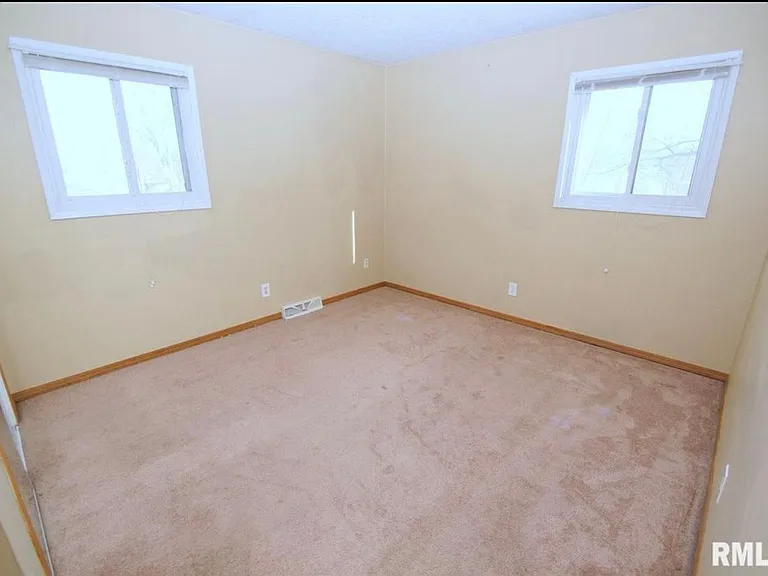1032 Spruce Hills Dr — Photo 8