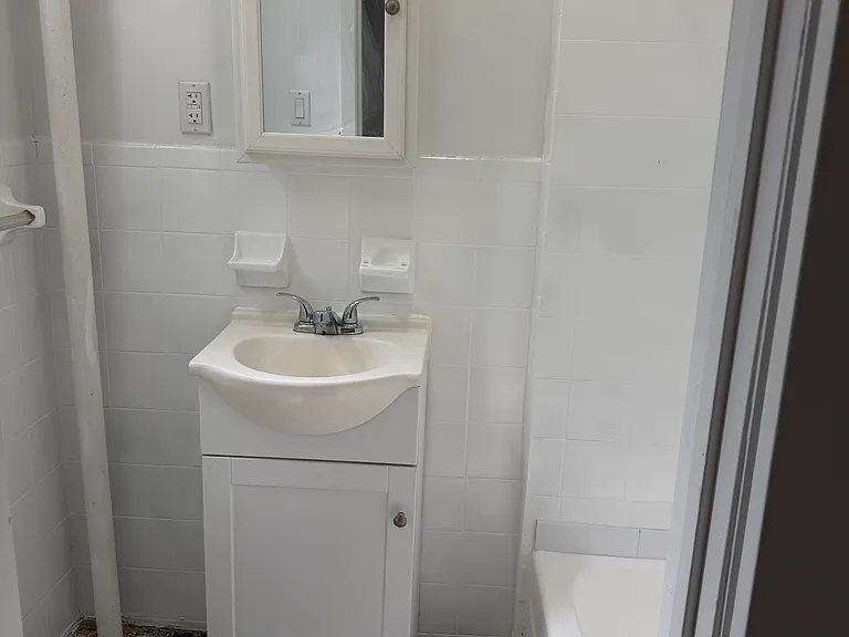 587 Seneca Ave #3L — Photo 7