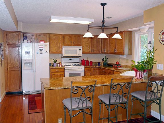 Gorgeous Kitchen w/ Counter Bar, Granite Counters, Wine Refrig, etc.