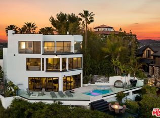 8308 Grand View Dr, Los Angeles, CA 90046