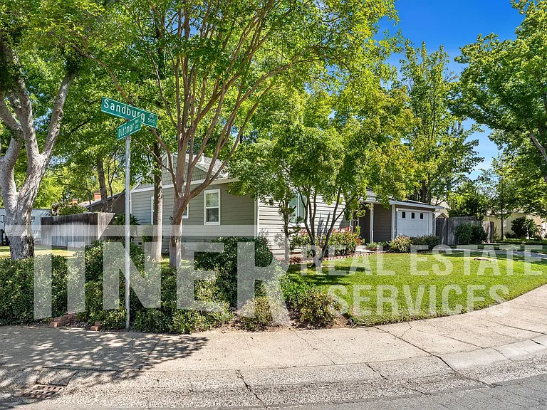 541 Sandburg Dr — Photo 5