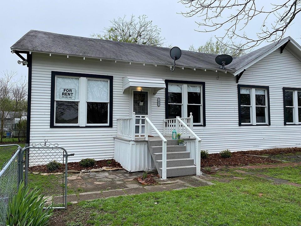 Cute duplex - this listing is for the back half. Fenced in side and back yard.