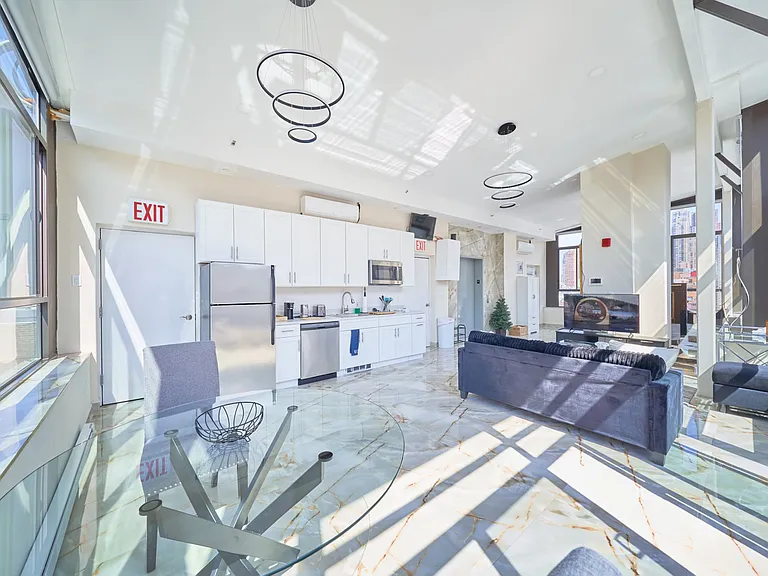 402 W 50th St #PENTHOUSE — Photo 2