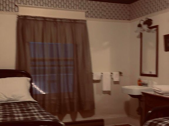 3rd image of 13747 Main St