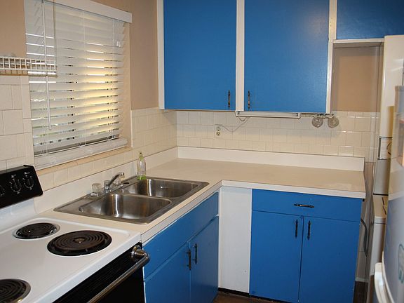 KITCHEN WITH W/D