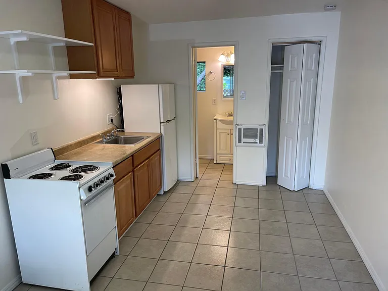 1425 El Camino Real Pl #D — Photo 2