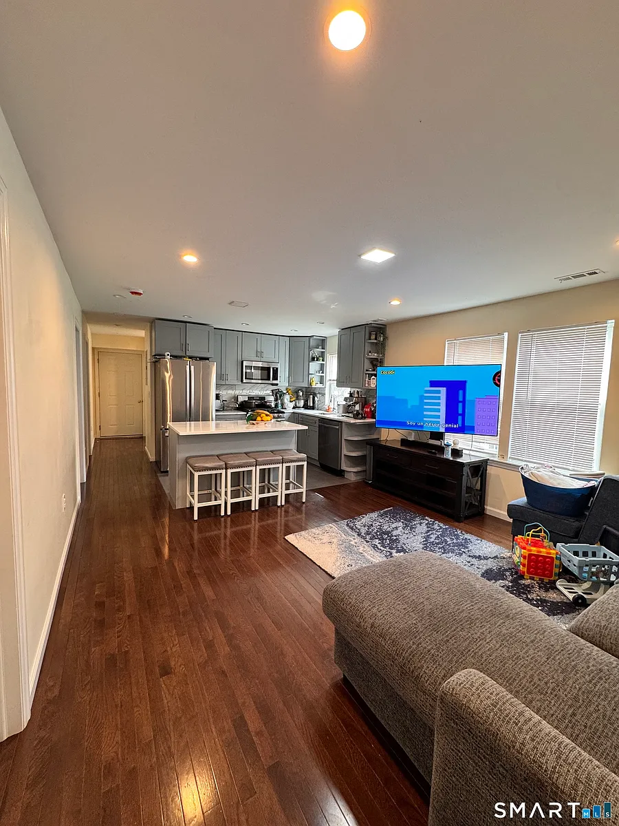 Building Photo - 18 Soundview Ave #1