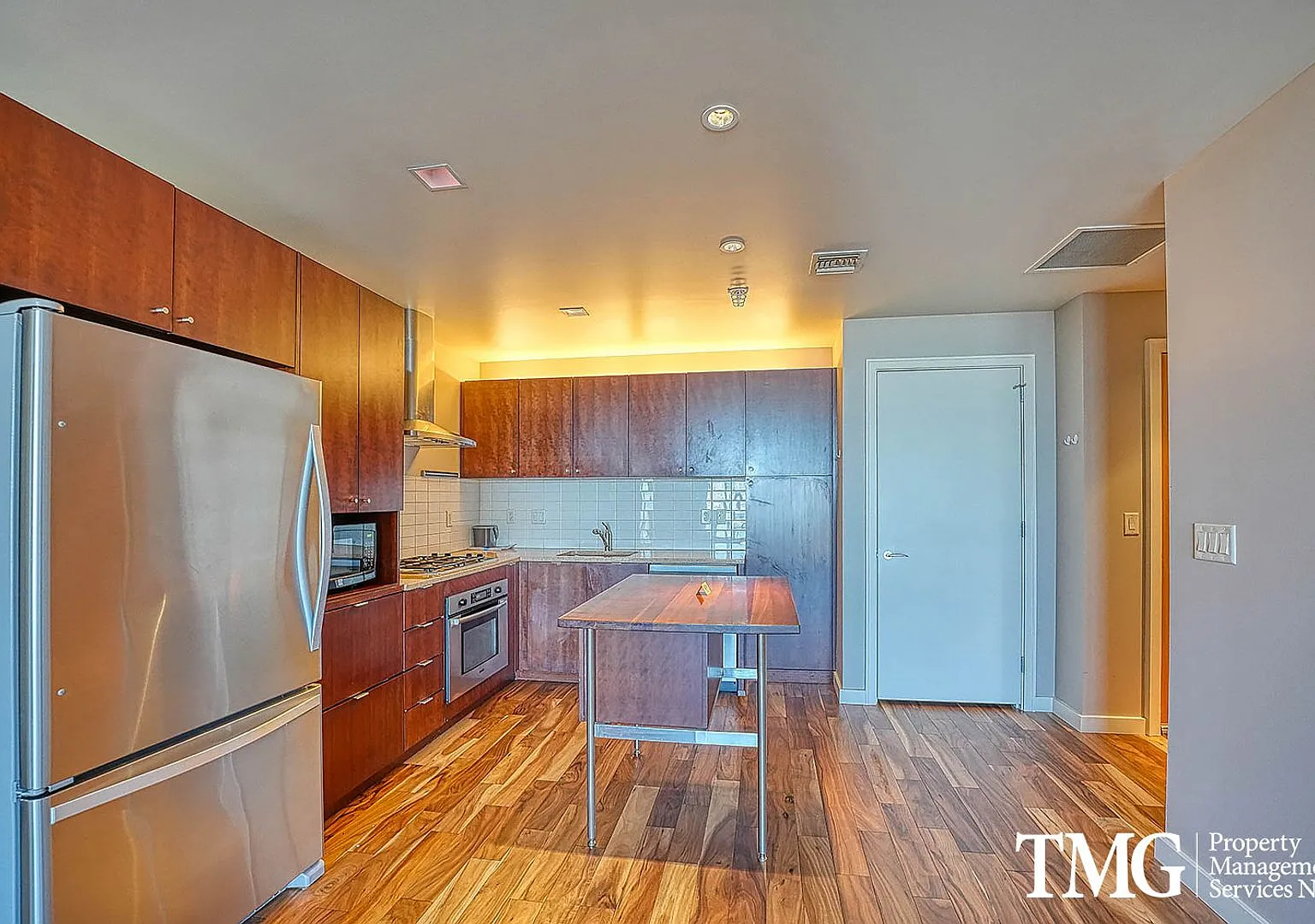1 BD Condo in Desirable South Waterfront Location! — Photo 3