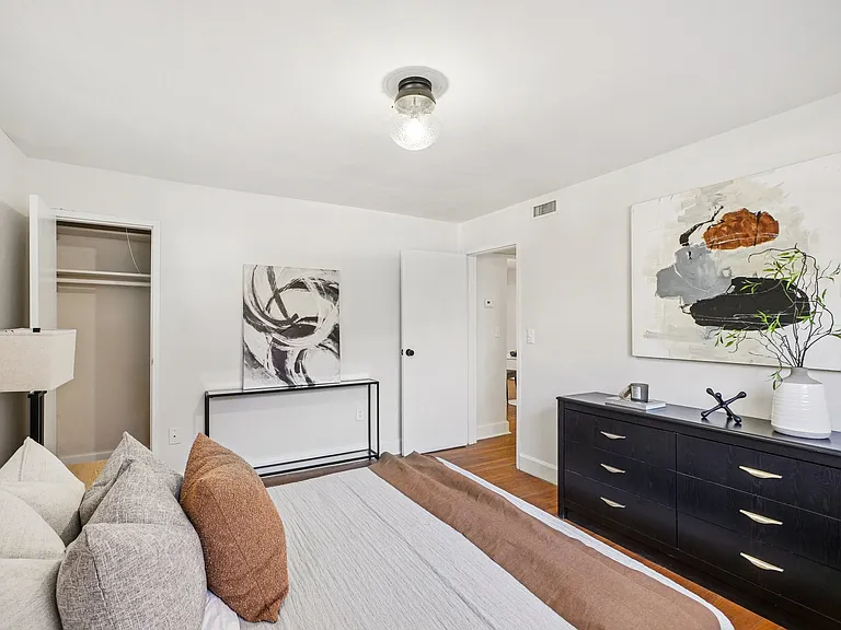 Cameron Court Apartments — Photo 24