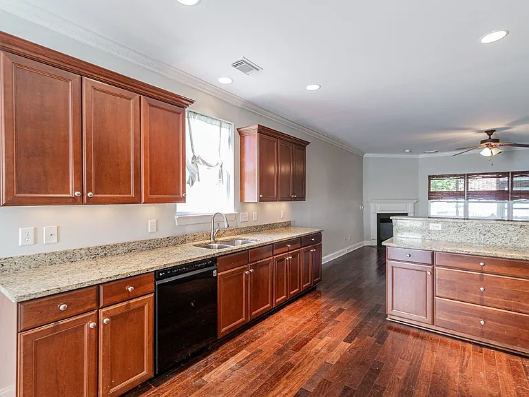412 Meadowcrest Cir — Photo 6