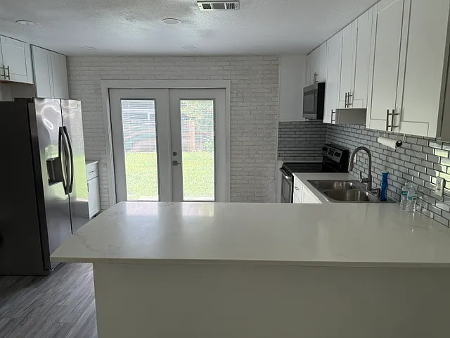 4706 Wallace Ave — Photo 4