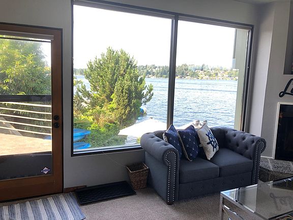 Living room overlooking the lake with access to the upper deck