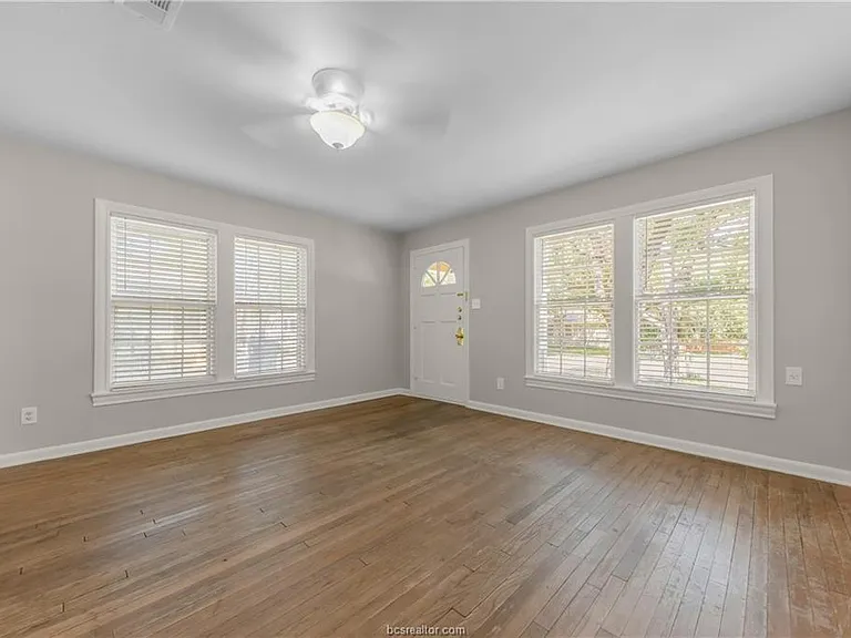807 Enfield St — Photo 2