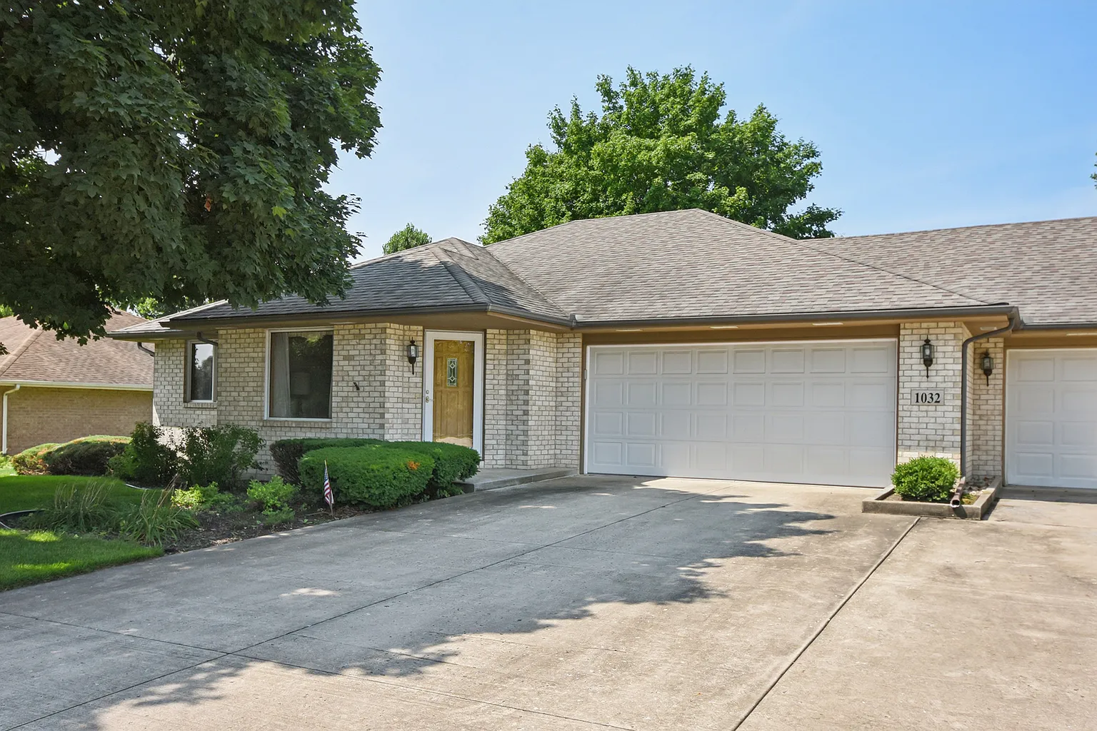 1032 Edgewater Dr photo 1