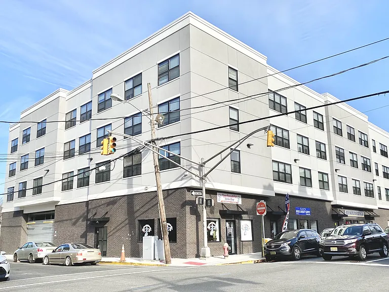 77 Park Ave #215 — Photo 1