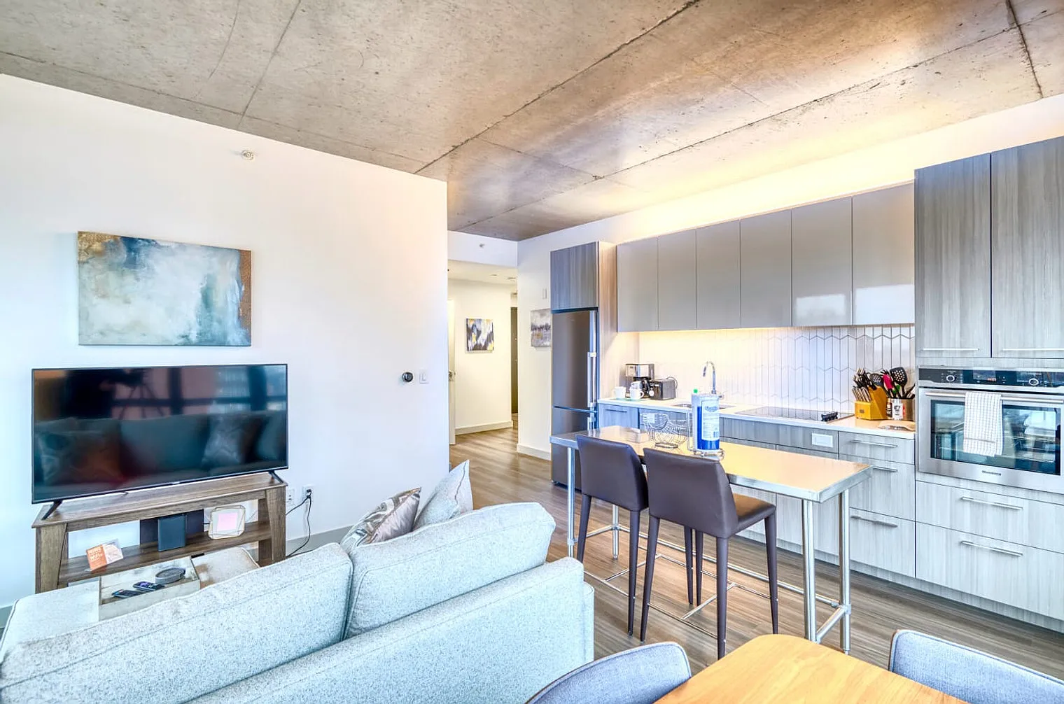 2 bed, 2.0 bath, 957 sqft, $6,714 — Photo 2
