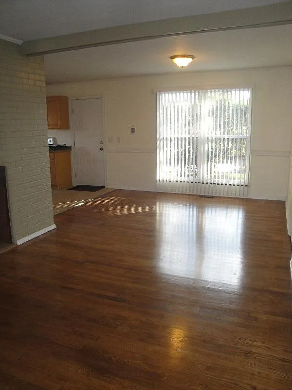 4 bed, 1570 sqft, $2,395 — Photo 3