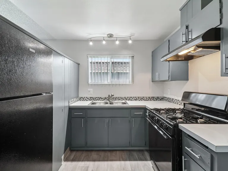 The Atherton Apartments — Photo 37