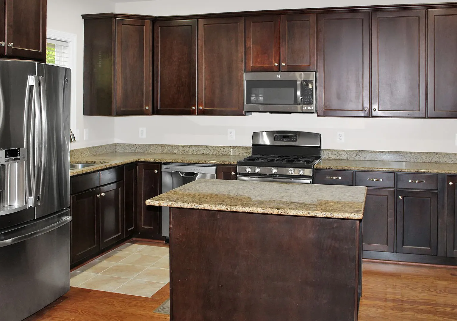 Garage townhome with mountain views — Photo 3